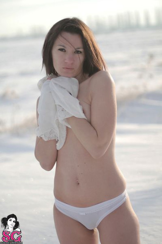 Смелая мамзель раздевается на снегу 39 фотография