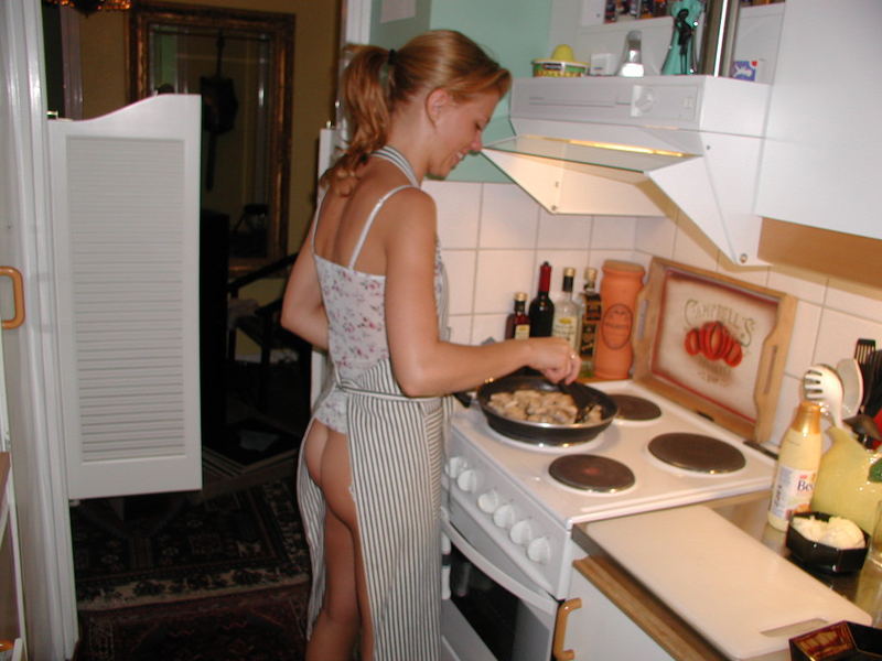 Женушка готовит завтрак с голой жопой 11 фотография
