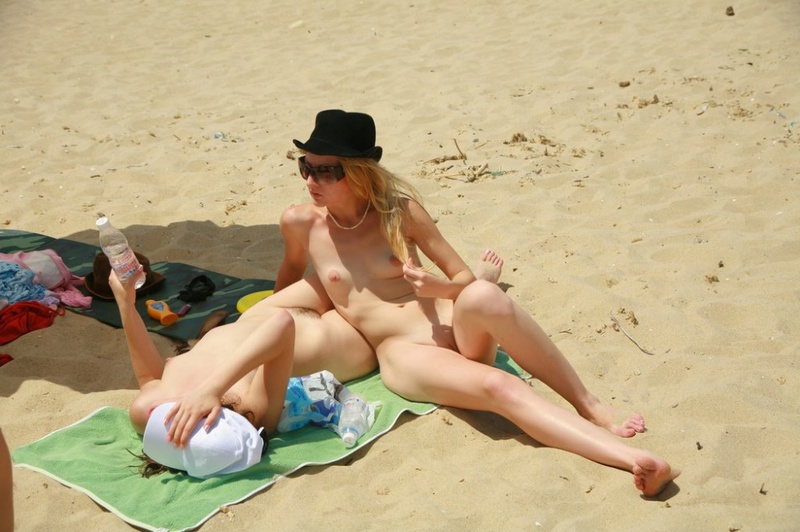 Лесбиянки сорвали с себя одежду и отправились на пляж 12 фотография