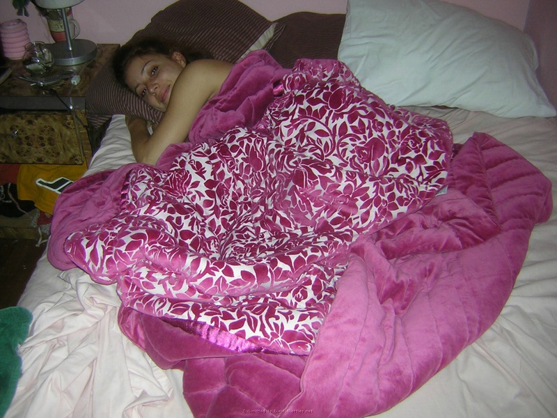 Студентка легла на кровать и имеет себя розовым самотыком 2 фотография