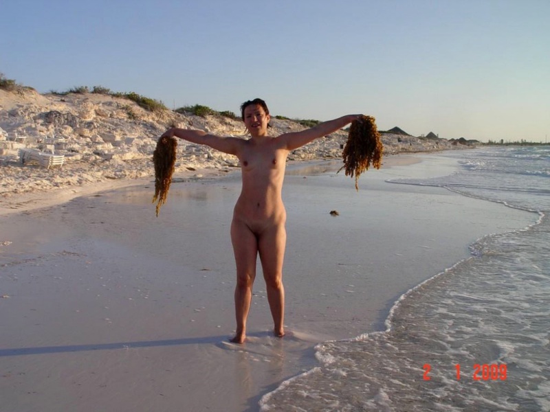 Влюбленные супруги голышом на пляже 7 фотография
