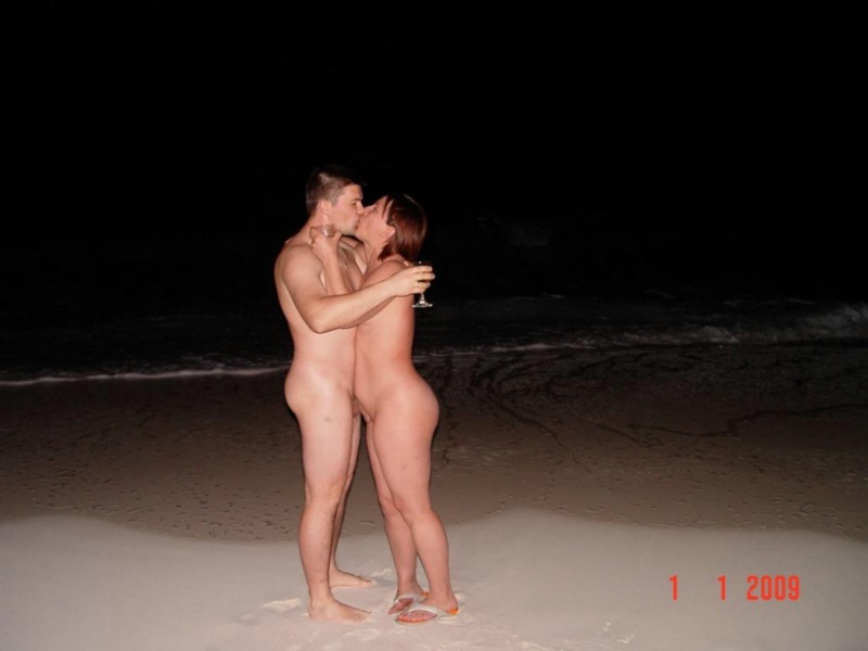 Влюбленные супруги голышом на пляже 4 фотография