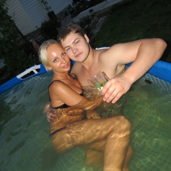 Влюбленная парочка забавляются в бассейне 2 фотография