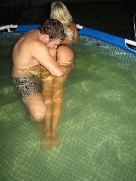 Влюбленная парочка забавляются в бассейне 10 фотография