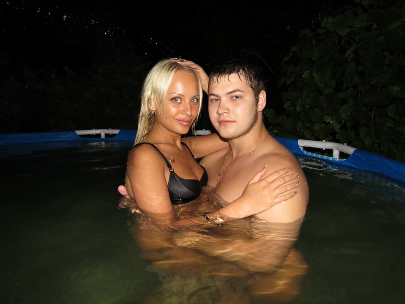 Влюбленная парочка забавляются в бассейне 18 фотография