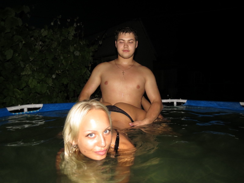 Влюбленная парочка забавляются в бассейне 14 фотография