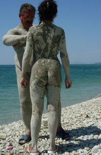 Давалка хвастается красивым телом на пляже