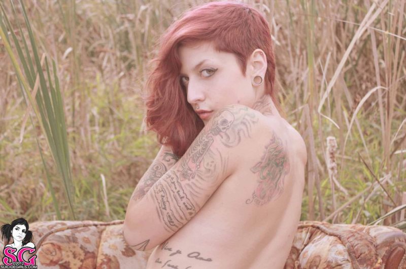 Татуированная бестия с рыжими волосами показала стриптиз посреди поля 4 фотография