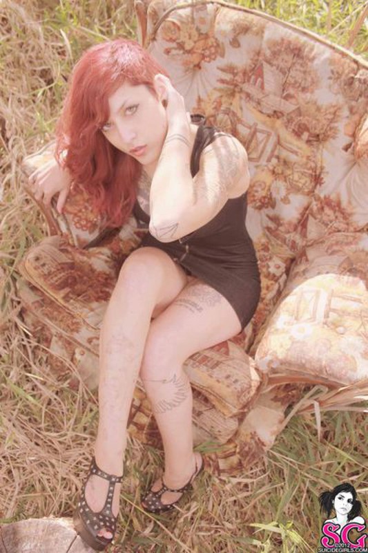 Татуированная бестия с рыжими волосами показала стриптиз посреди поля 18 фотография