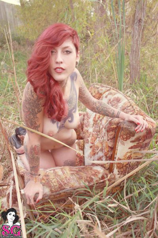 Татуированная бестия с рыжими волосами показала стриптиз посреди поля 25 фотография