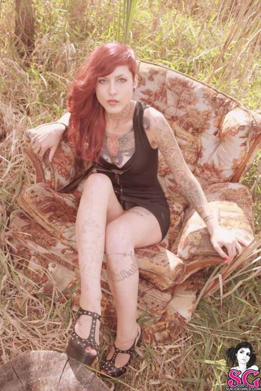 Татуированная бестия с рыжими волосами показала стриптиз посреди поля 33 фотография