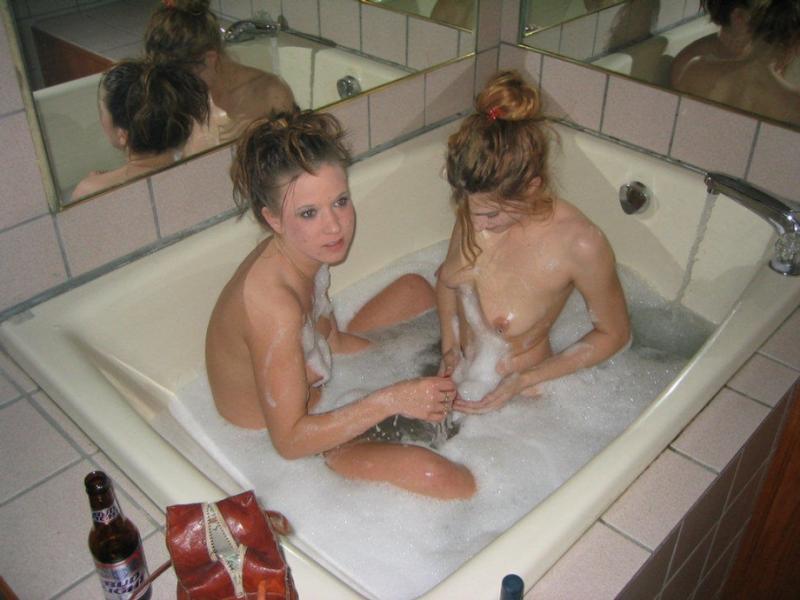 Пьяные лесбиянки выбрили друг другу киски 8 фотография