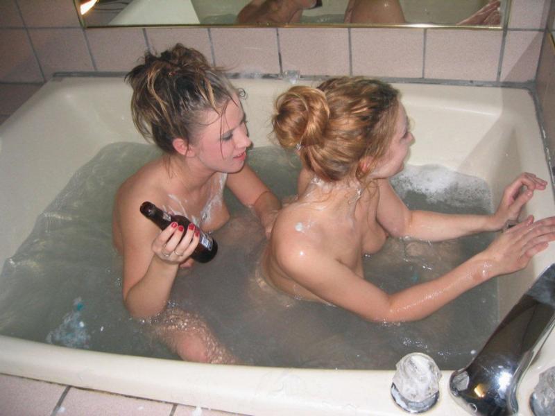 Пьяные лесбиянки выбрили друг другу киски 2 фотография