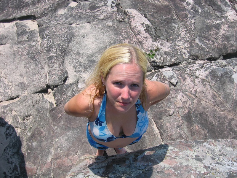 Блондинка сверкает на камнях большими сиськами 3 фотография