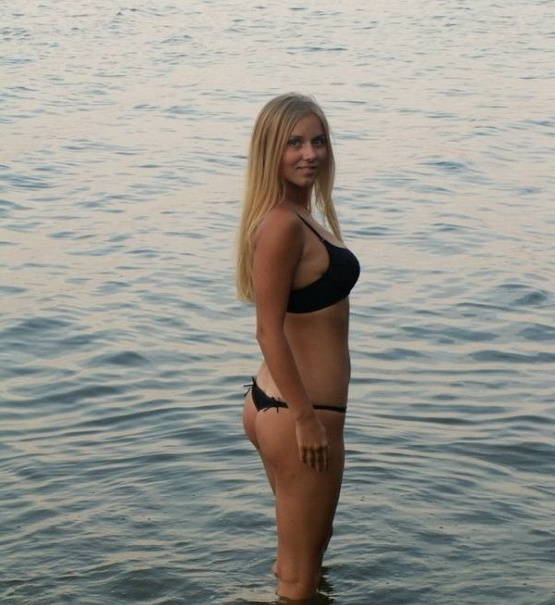 Загорелая блондинка купается в реке голышом и позирует перед хахалем 1 фотография