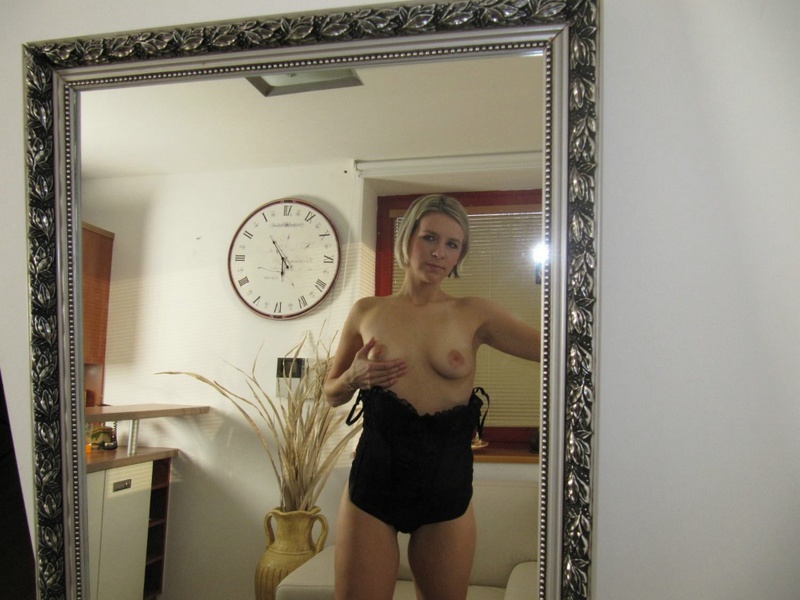 Блондинка любуется своим телом в зеркале 2 фотография