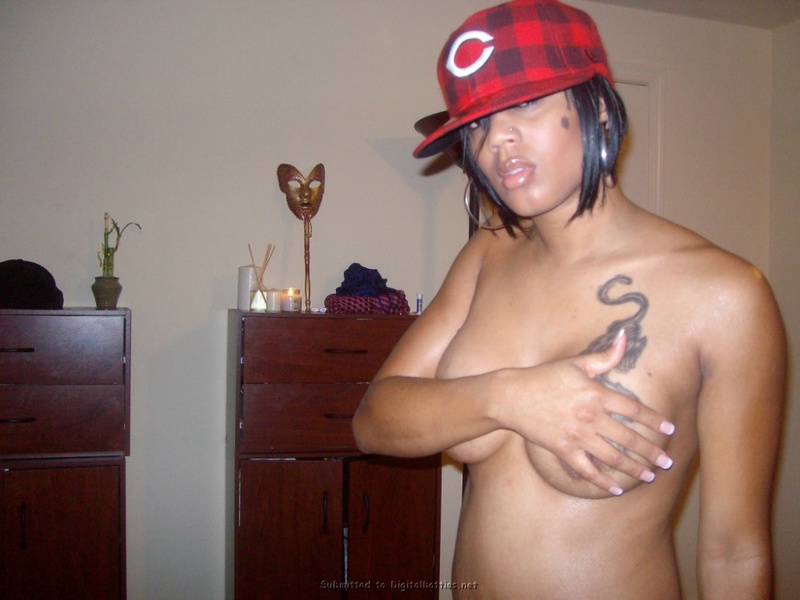 Коротко стриженная негритянка показала татуированную грудь 6 фотография