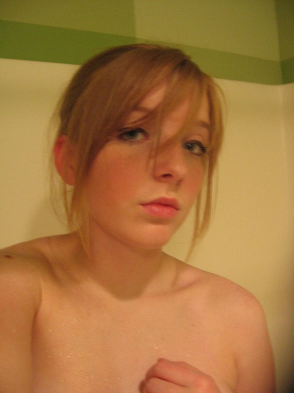 Рыжеволосая забавляется в ванной перед зеркалом 8 фотография