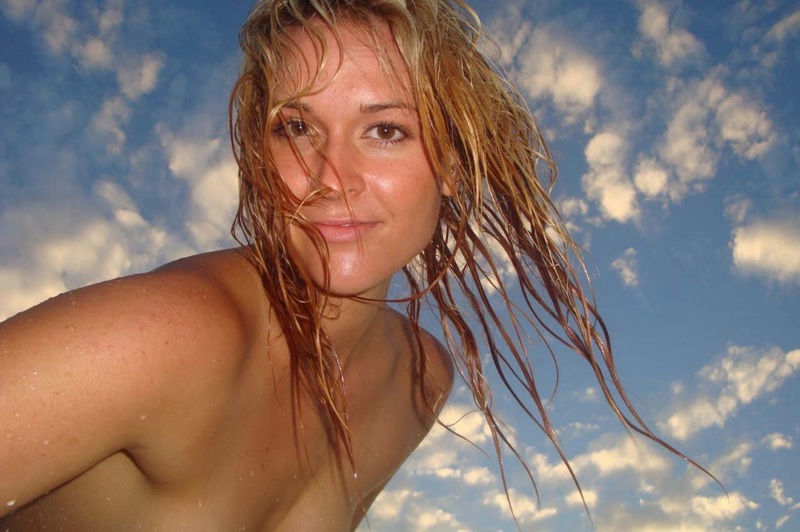 Самовлюбленная студентка делает селфи на пляже 11 фотография