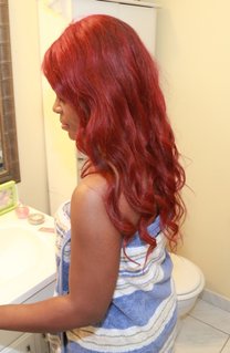 Рыжая негритянка делает селфи сисек в ванной