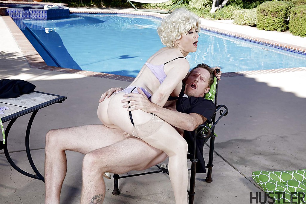 Взрослый мужик и старуха занимаются сексом у бассейна 14 фотография