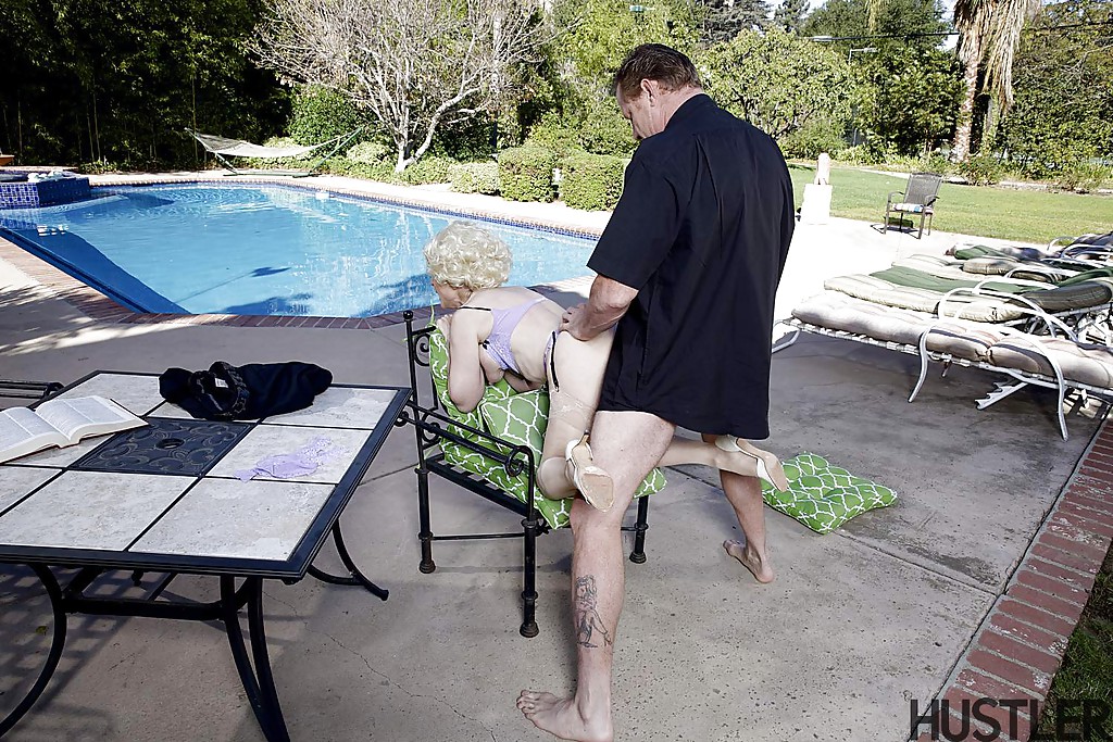 Взрослый мужик и старуха занимаются сексом у бассейна 9 фотография