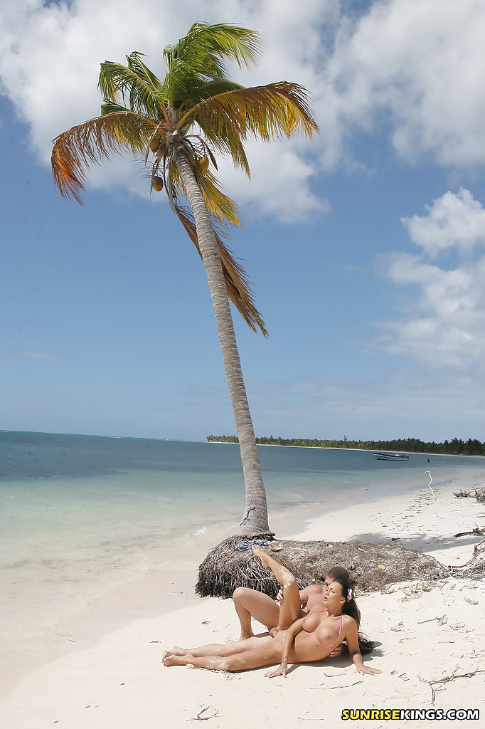 Regina Moon трахается с партнером на берегу необитаемого острова 8 фотография