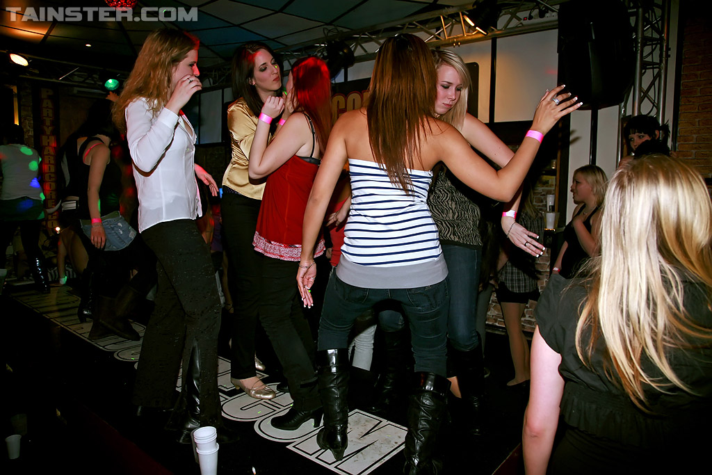 Раскрепощенные девушки отрываются в ночном клубе 10 фотография