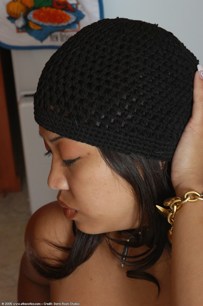 Голая азиатка в шапке красуется упругими сиськами 15 фотография