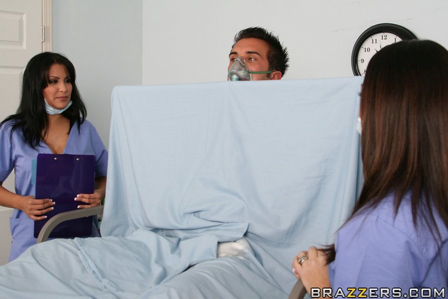 Пациент оттрахал двух медсестер в пизденки 3 фотография