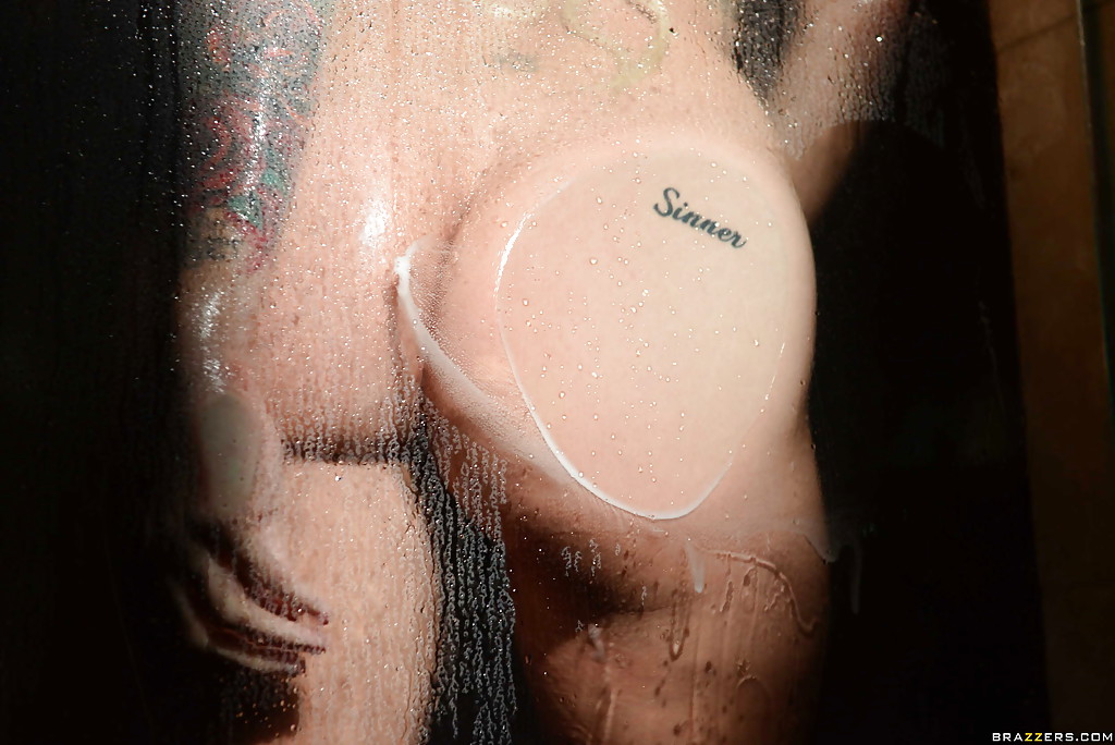 Голая девушка купается в душе за стеклянной стеной 1 фотография