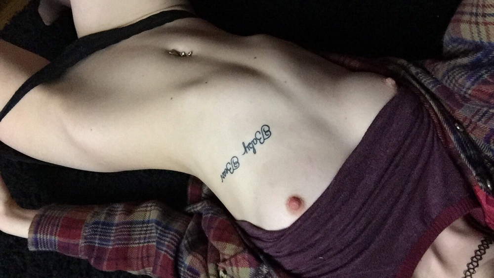 Татуированные девушки обнажают тела перед камерами 11 фотография