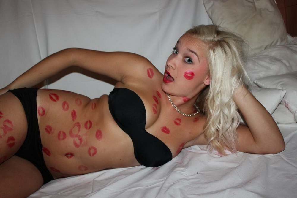 Зацелованная блондинка в нижнем белье на кровати 6 фотография