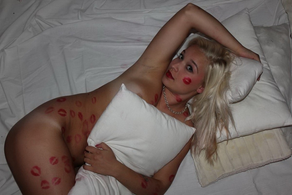 Зацелованная блондинка в нижнем белье на кровати 13 фотография