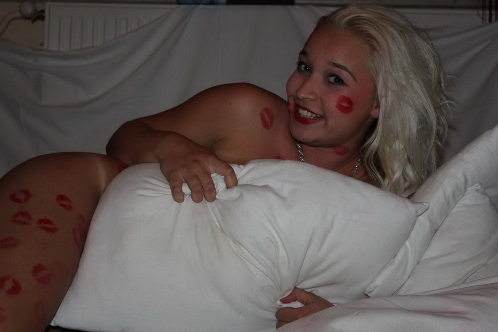 Зацелованная блондинка в нижнем белье на кровати 16 фотография