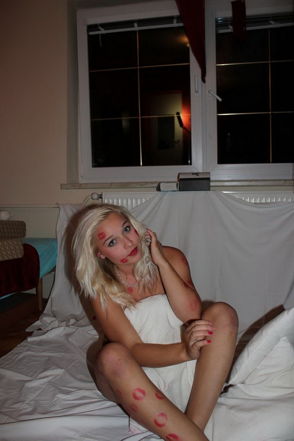 Зацелованная блондинка в нижнем белье на кровати 19 фотография