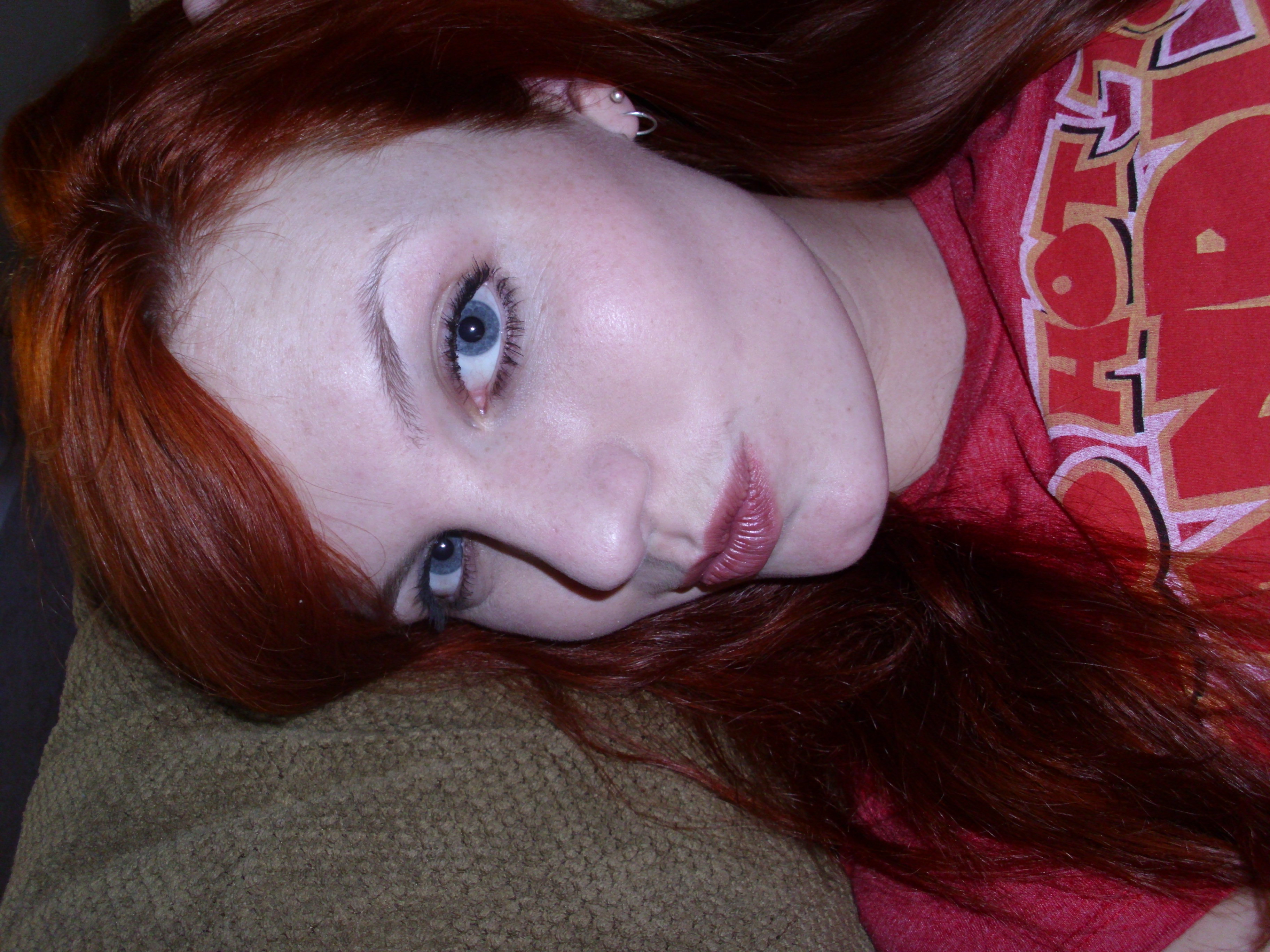 Рыжая бестия голышом позирует на диване 1 фотография
