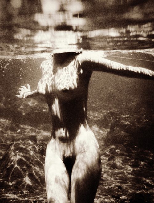 Подборка голых дамочек в воде 1 фотография