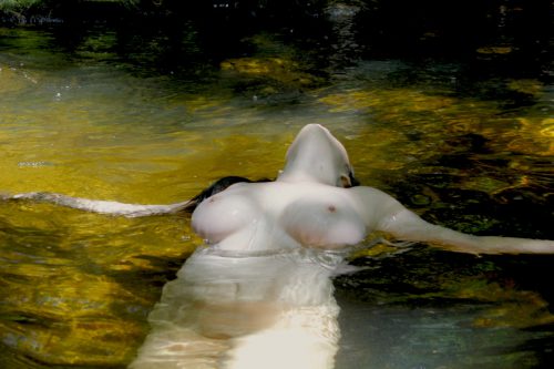 Подборка голых дамочек в воде 14 фотография