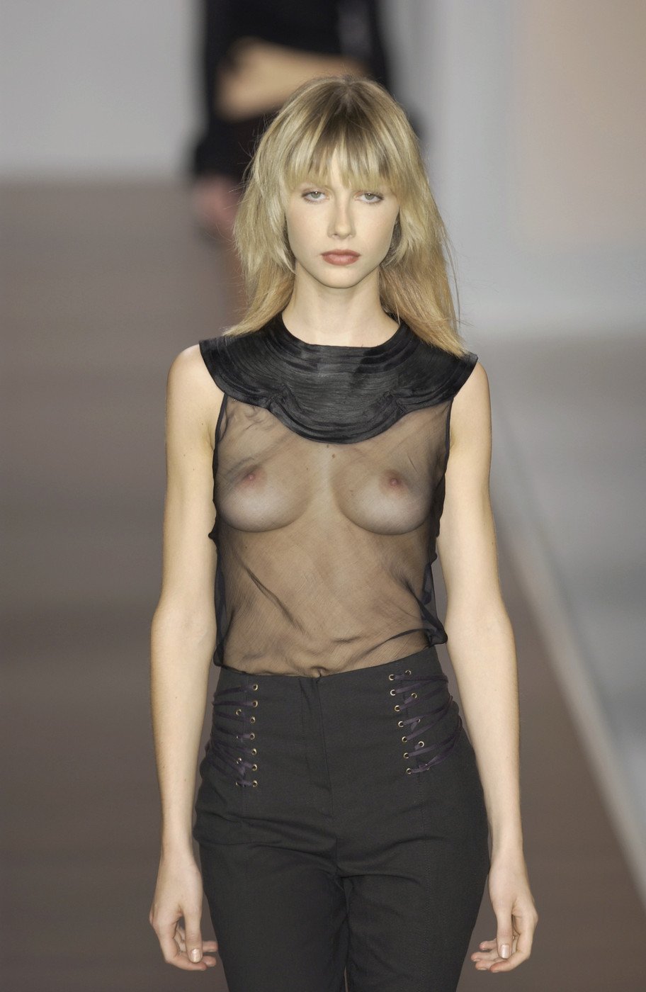 Подборка моделей с обнаженной грудью 12 фотография