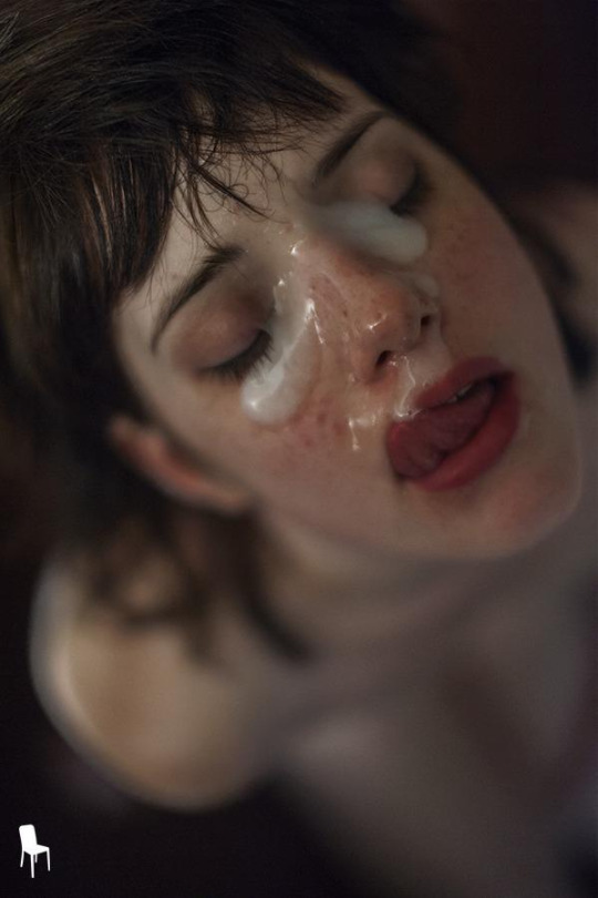 Девушки принимают на свои лица горячую сперму мужчин в разных местах 12 фотография